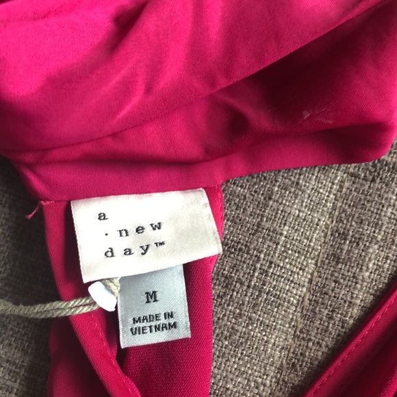 Magenta cold shoulder high neck top.Size medium ties at the neck in the back. - Picture 5 of 7